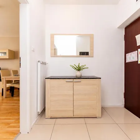 Prime - Modern 1 Bedroom With Balcony Apartment *
